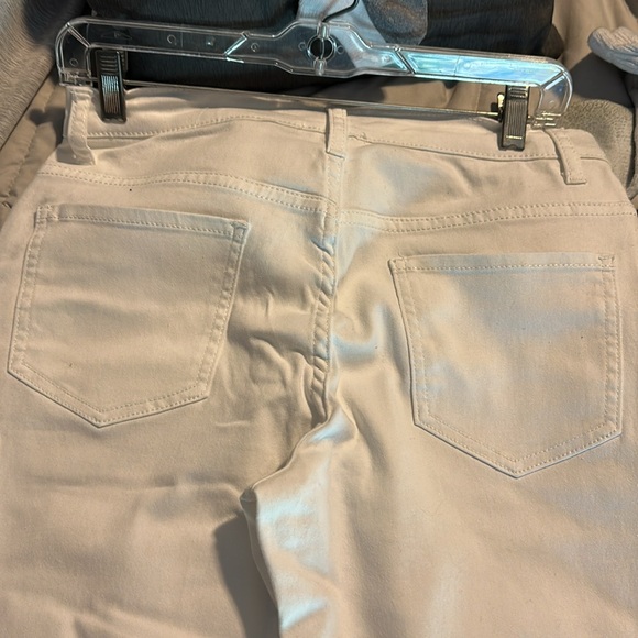 Women's white Venus Jeans with Black Bow Accents. Inseam approx 27 inches - Picture 3 of 4